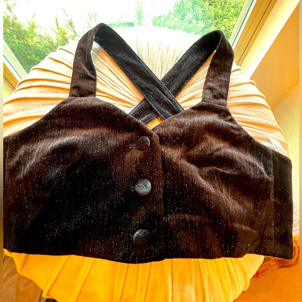 NWOT cute cropped Large vest with hints of metallic stripes.